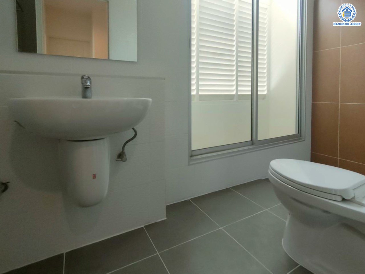 บ้านมือสองตกแต่งใหม่ แบรนด์ Property Perfect ม.เดอะวิลล่า ราชพฤกษ์-ท่าอิฐ หลังมุม เนื้อที่ 25.4 ตร.ว. ฟังก์ชัน 4 ห้องนอน 2 ห้องน้ำ 1 ที่จอดรถ บนทำเลเชื่อมต่อทั้งถ.รัตนาธิเบศร์ และถ.ราชพฤกษ์ และเพียง 10 นาทีถึงรถไฟฟ้า "สถานีบางรักน้อยท่าอิฐ"